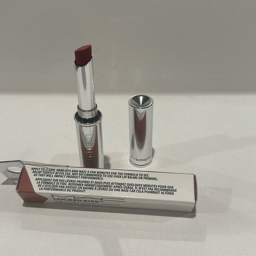 MAC Locked Kiss 24 Hr Lipstick (99) Extra Chili.